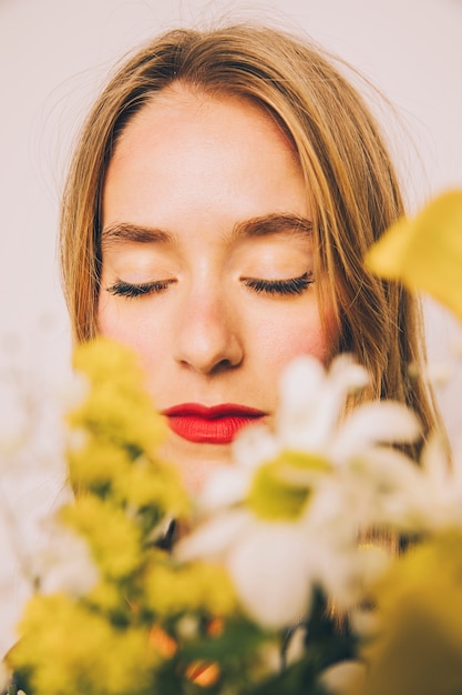 Shimmering Spring Aesthetic: How to Achieve Glossy Lids